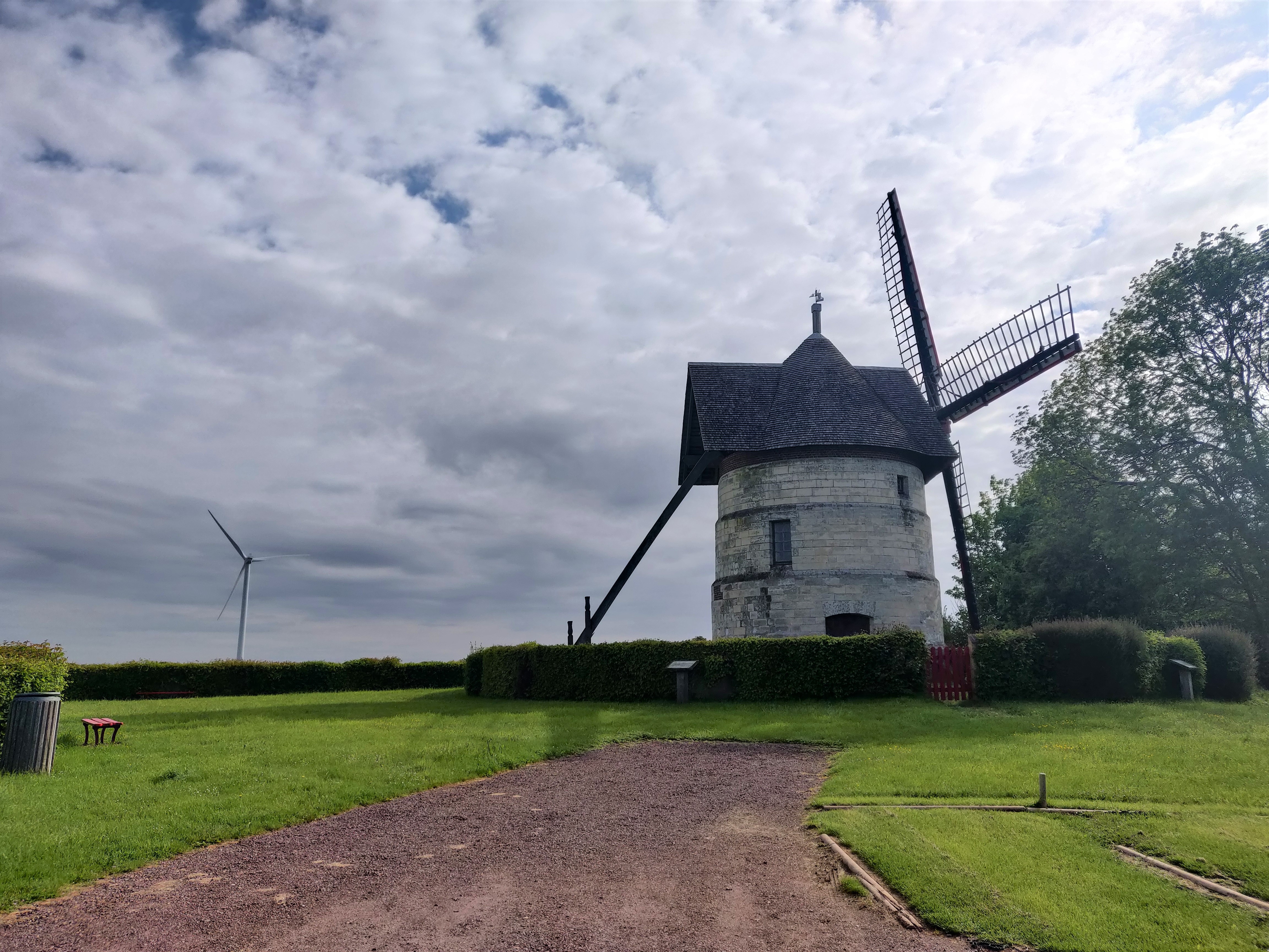 À Eaucourt-sur-Somme, le vent sert à faire le lien entre le moulin et les éoliennes
