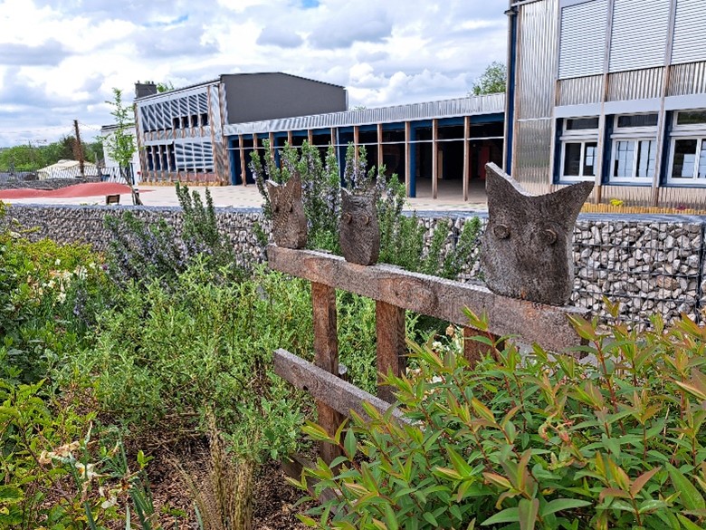La cour d'école, un îlot de nature et de fraîcheur avec idverde