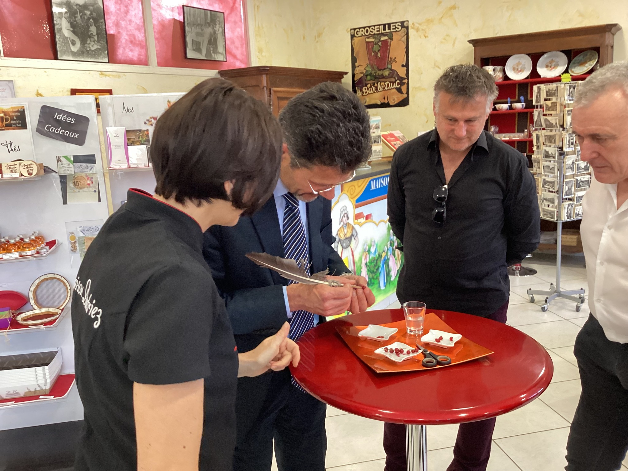 Xavier Delarue visite la Maison Dutriez dans le cadre de la Semaine de l’artisanat
