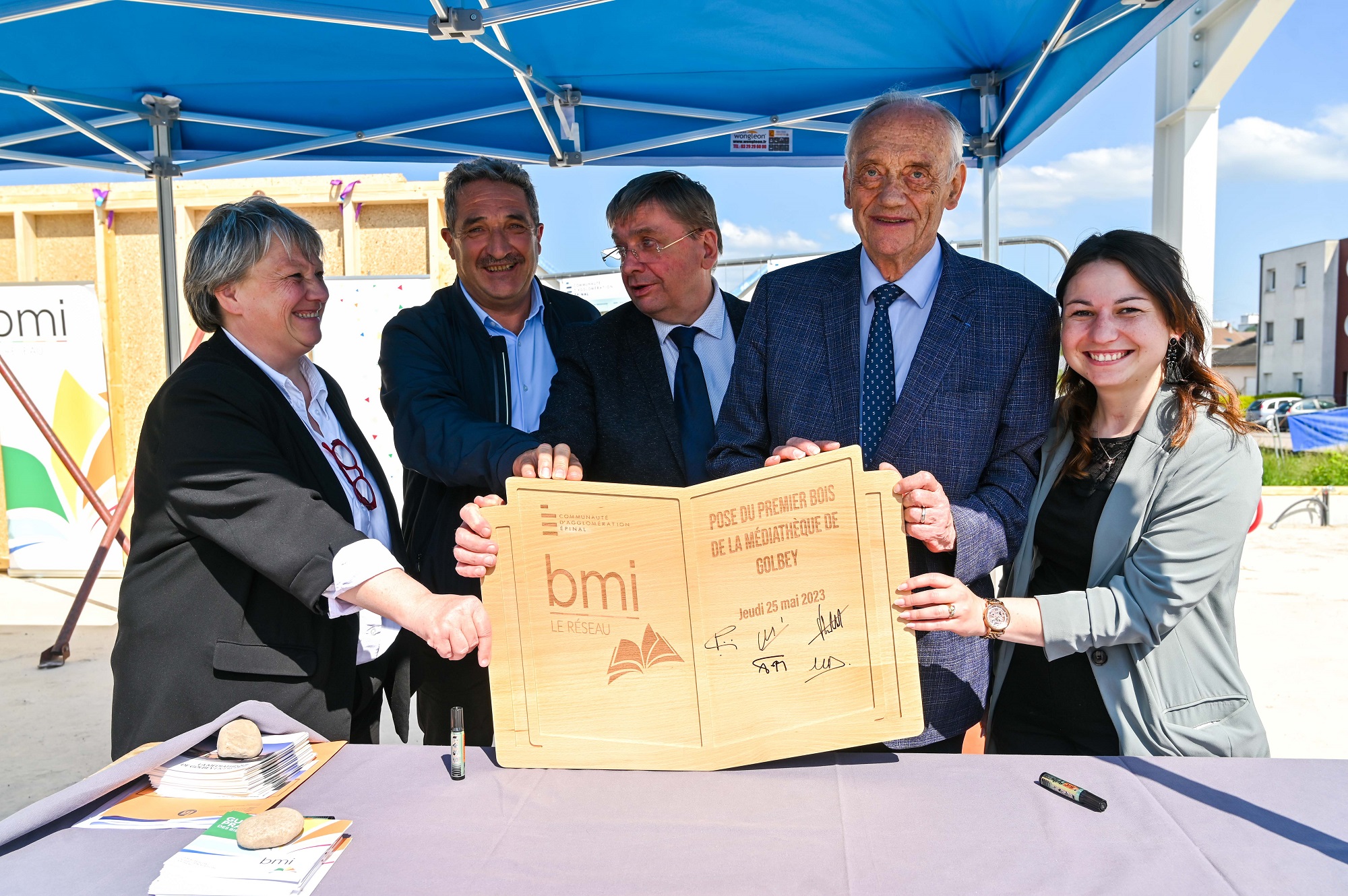 Pose du premier bois de la future médiathèque de Golbey