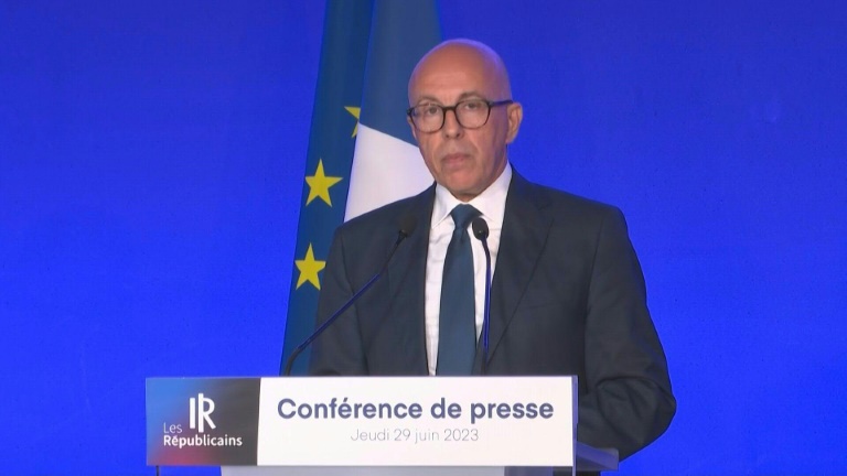 Emeutes: Ciotti demande l'état d'urgence et cible une partie de la gauche