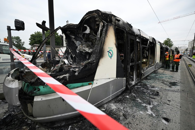 Emeutes: pas de bus ni de trams en Ile-de-France après 21H00, des interruptions dans d'autres régions