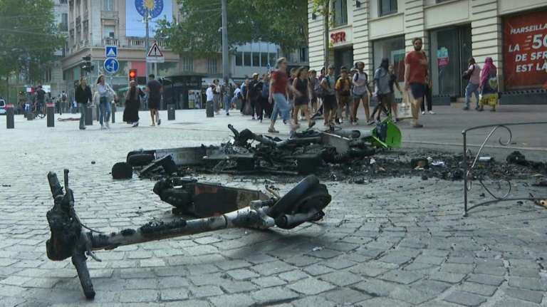 Emeutes: bus et tramways à l'arrêt le soir partout en France