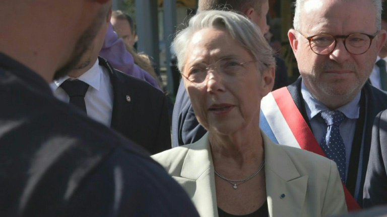 Du Béarn à la Normandie, Macron et Borne font leur 