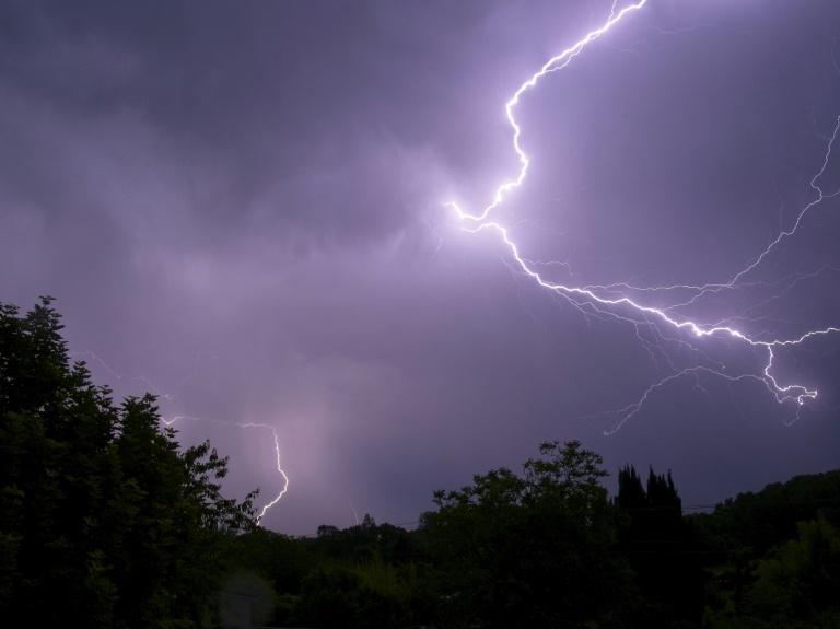 Orages: des dégâts matériels et des milliers de foyers sans électricité