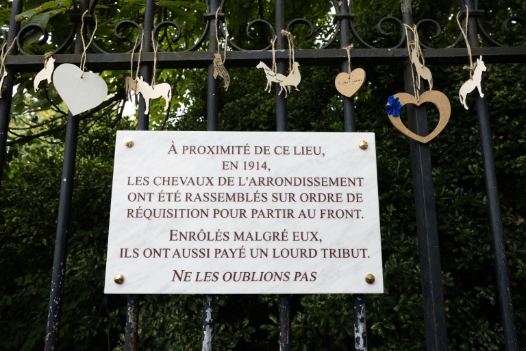 Première Guerre mondiale: à Paris, une plaque aux Buttes-Chaumont pour commémorer les chevaux réquisitionnés
