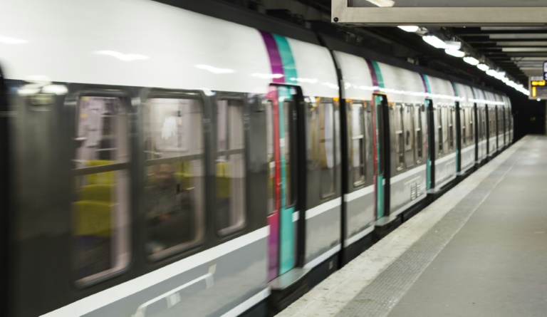 Paris: une femme tuée par un RER, un homme en garde à vue pour l'avoir poussée