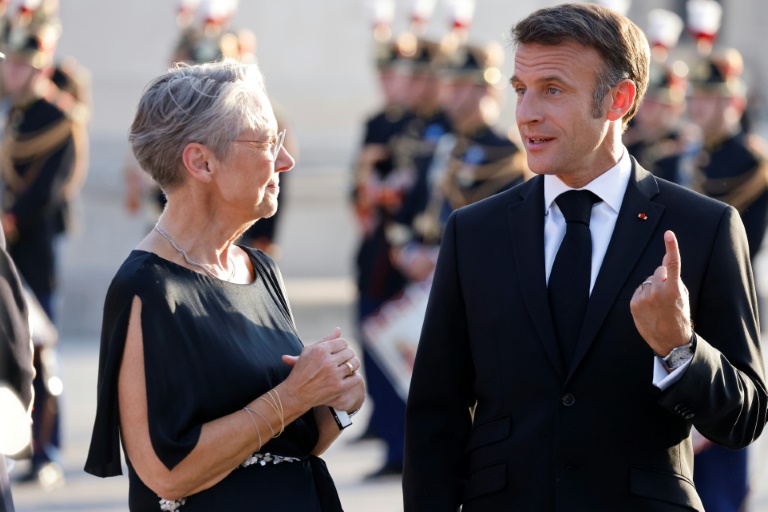 Macron confirme Borne à Matignon, 