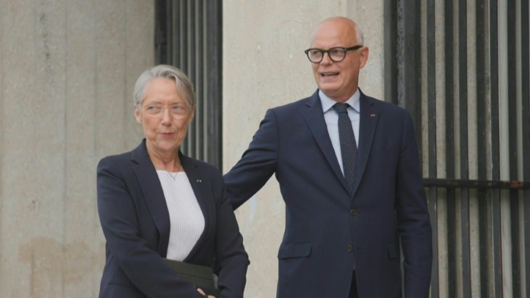 Elisabeth Borne auprès d'Edouard Philippe veut développer l'industrie verte 