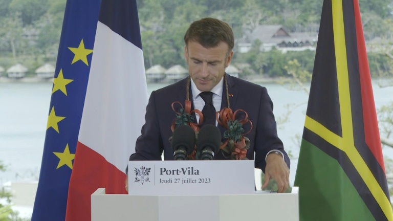 Au Vanuatu, Macron dénonce les 
