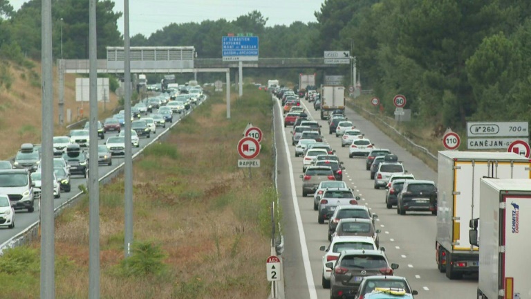 Départs en vacances: plus de 1.000 km de bouchons cumulés à la mi-journée