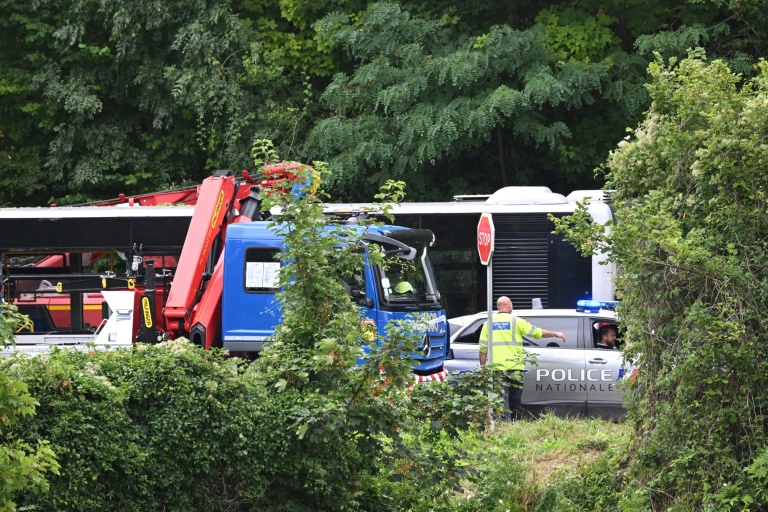 Accident d'autobus dans les Yvelines: l'automobiliste placé en détention provisoire