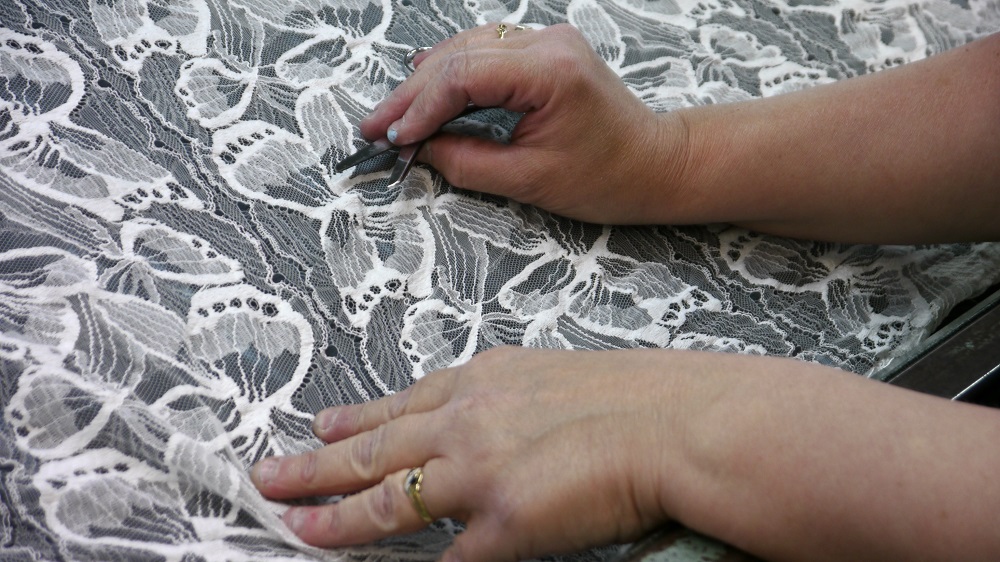 La dentelle essaie de se protéger