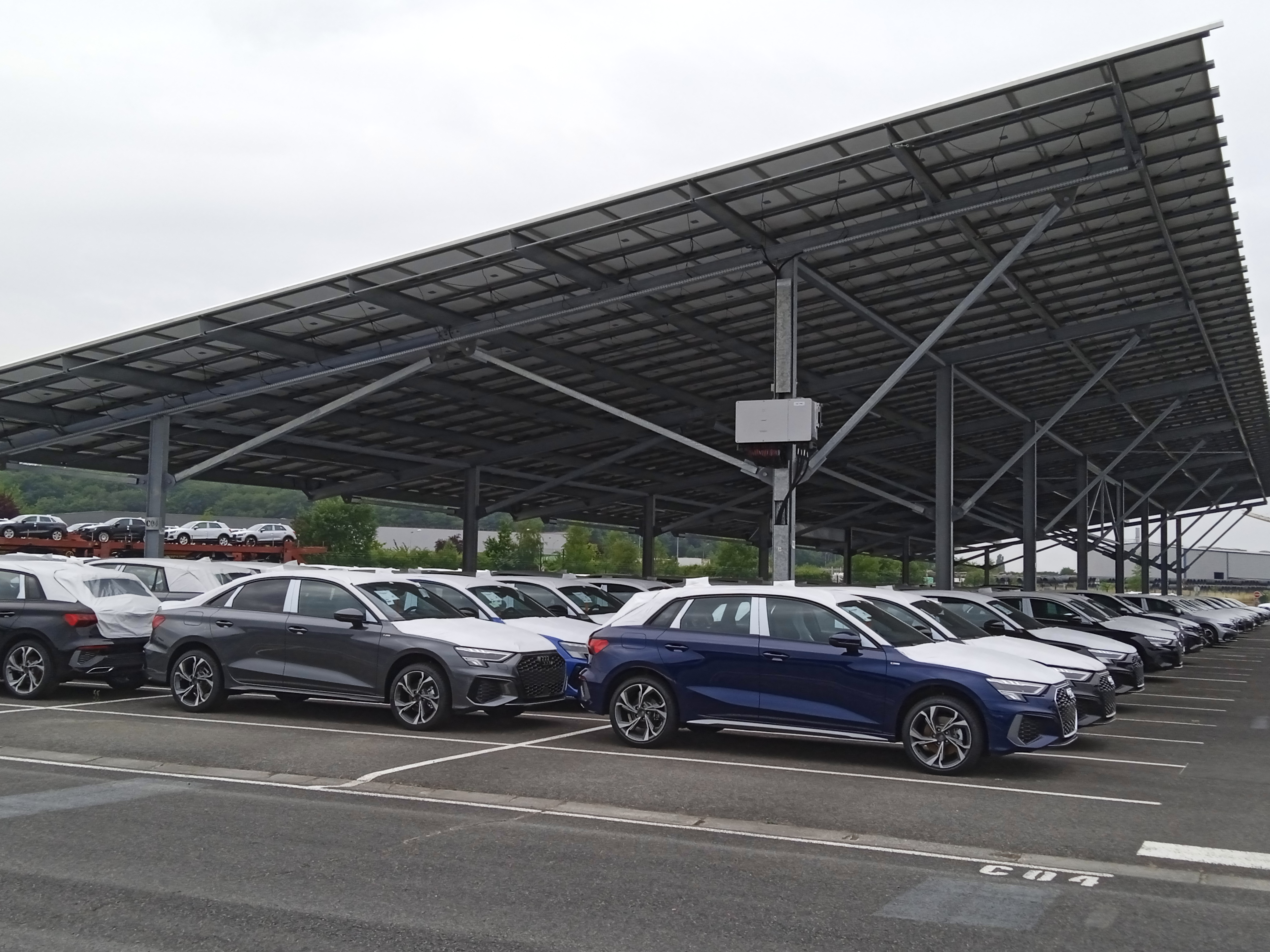 Ombrières photovoltaïques sur le site Volkswagen à Villers-Cotterêts : un projet emblématique pour le territoire