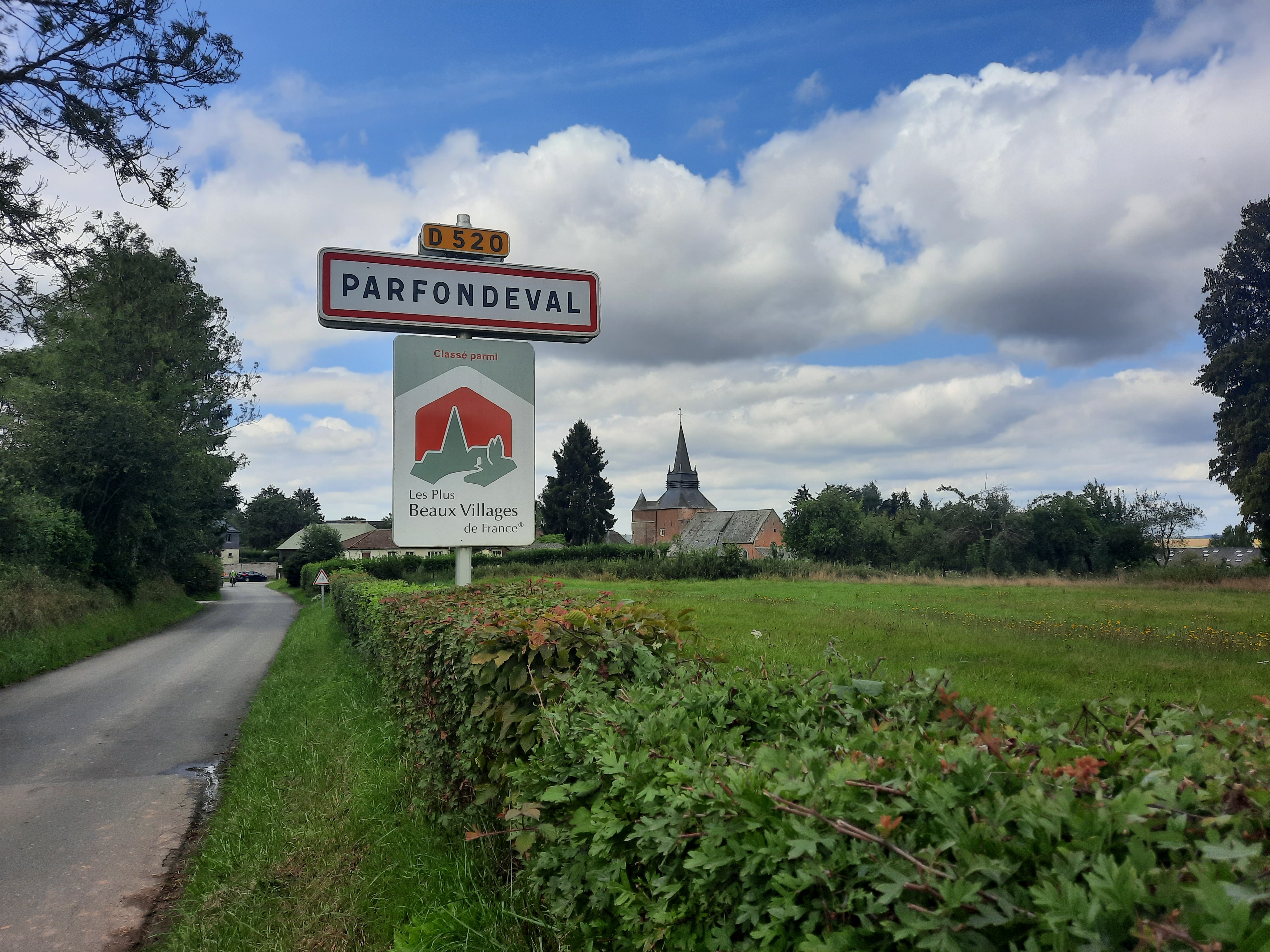 Dans les rues de Parfondeval, l’un des plus beaux villages de France
