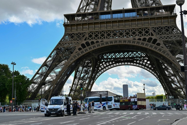 La tour Eiffel évacuée trois heures à la suite d'une alerte à la bombe