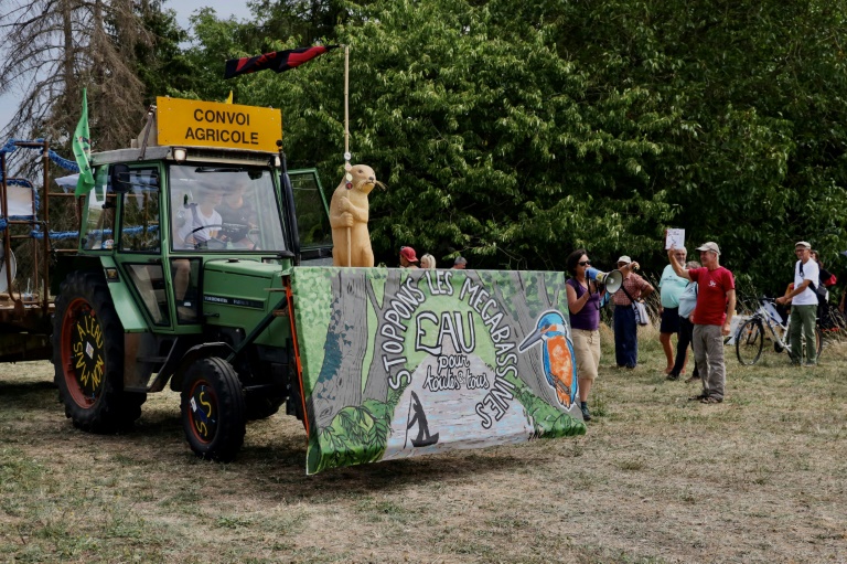 Bassines: les opposants partent en 