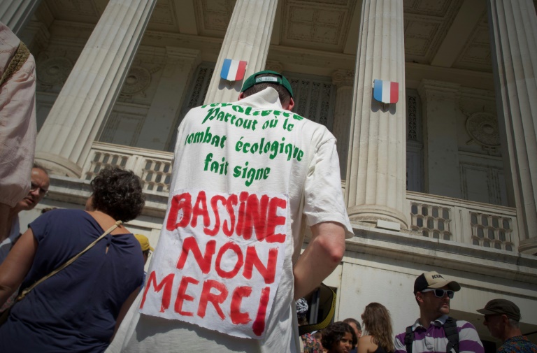 Convoi de l'eau: un millier de personnes réunies dans le calme pour l'étape à Tours