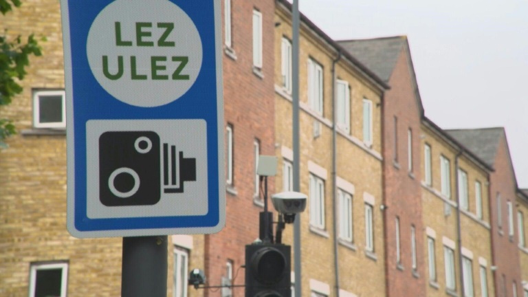 A Londres, l'extension controversée de la taxe pour véhicules polluants entre en vigueur
