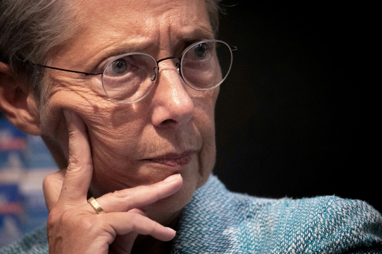 Interdiction de l'abaya à l'école: Borne récuse toute 