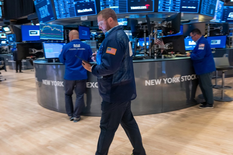 Wall Street termine en baisse, froissée par la montée des taux et de mauvais indicateurs
