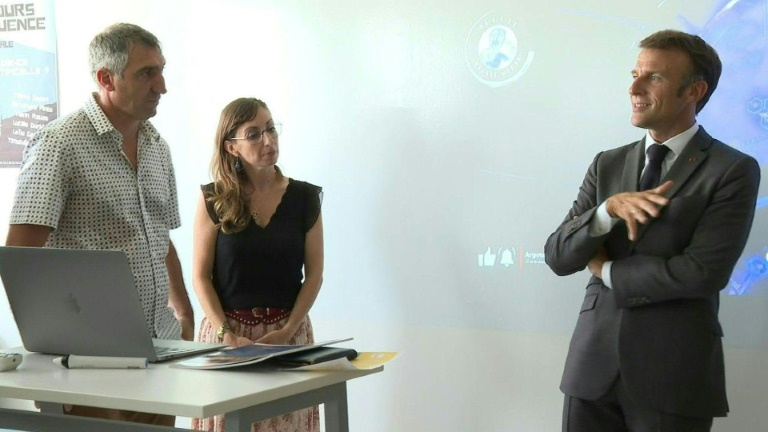 Travaux, sport: Macron poursuit le chantier de l'école