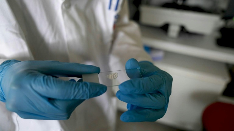 Au laboratoire de la préfecture de police, des experts avec la tête et les jambes