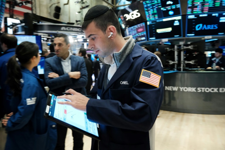Wall Street ouvre en hausse, incitée par le reflux des taux et de l'inflation