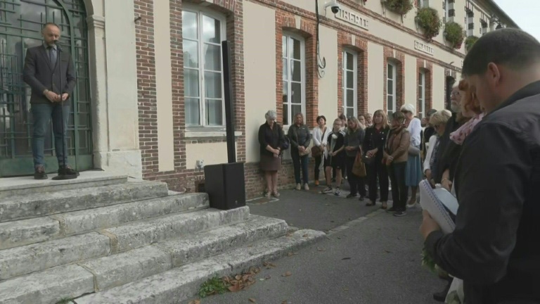 Infanticide dans l'Eure: des centaines de personnes rendent hommage à la fillette