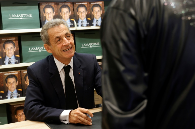 En dédicace à Neuilly, Sarkozy refuse de commenter sa mise en examen