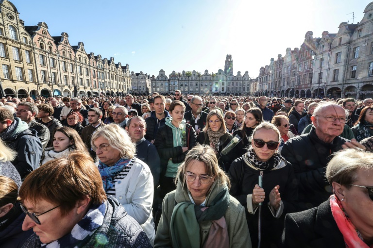 Attentat d'Arras: hommage de la ville à Dominique Bernard deux jours après 