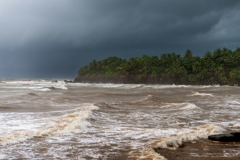 Ouragan Tammy: déclenchement de l'alerte violette cyclone en Guadeloupe, confinée jusqu'à nouvel ordre