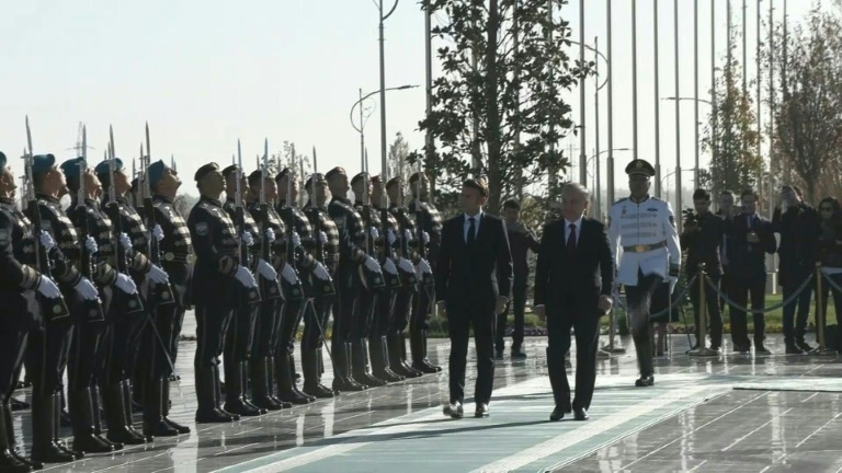 Macron mise sur l'ouverture de l'Ouzbékistan, l'Etat de droit en sourdine