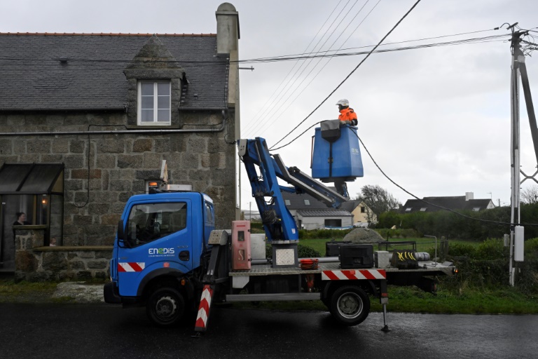 Tempêtes Ciaran et Domingos : 126.000 foyers restent privés d'électricité lundi matin
