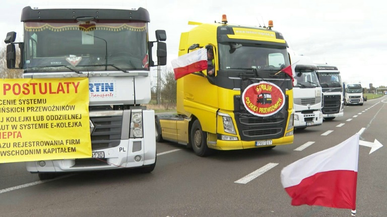 Des routiers polonais bloquent la frontière ukrainienne pour dénoncer 