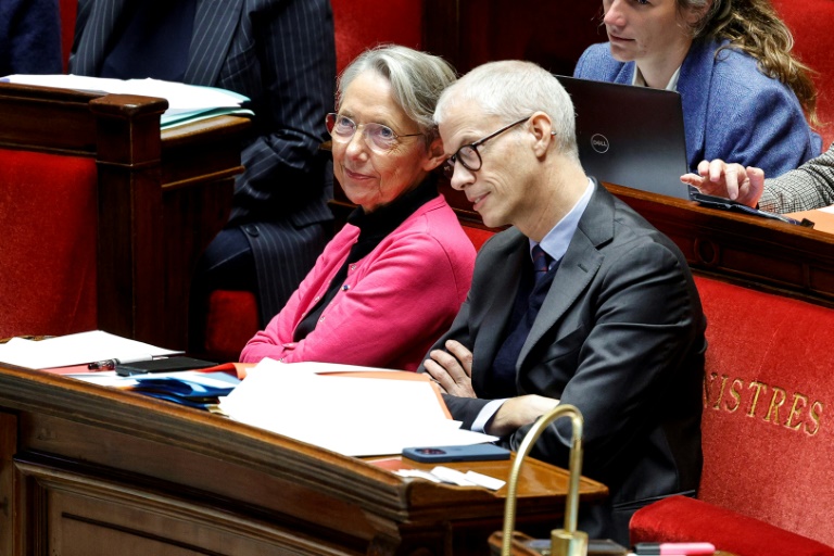 Programmation budgétaire: un 49.3 sans Elisabeth Borne attendu à l'Assemblée