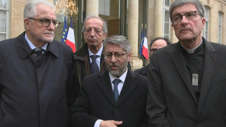 Antisémitisme: Macron appelle les cultes à un 