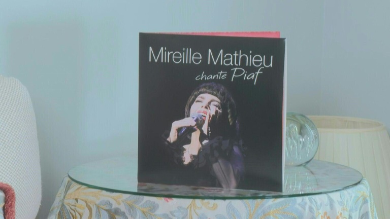 Mireille Mathieu reprend Edith Piaf pour lui dire merci