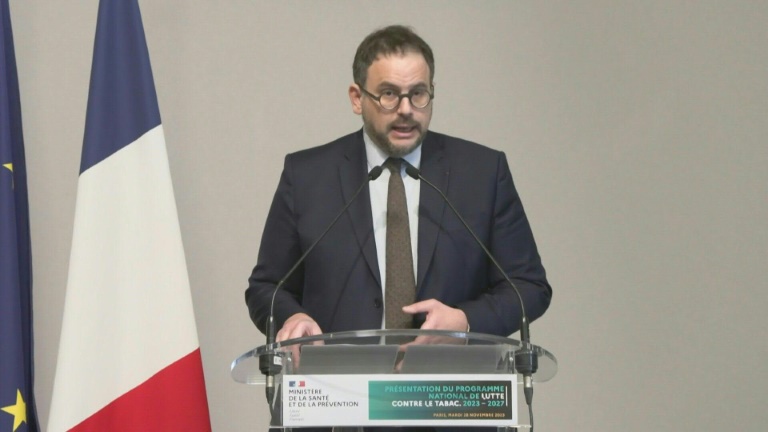 Cigarettes plus chères et bannies au parc: un nouveau plan de lutte contre le tabagisme