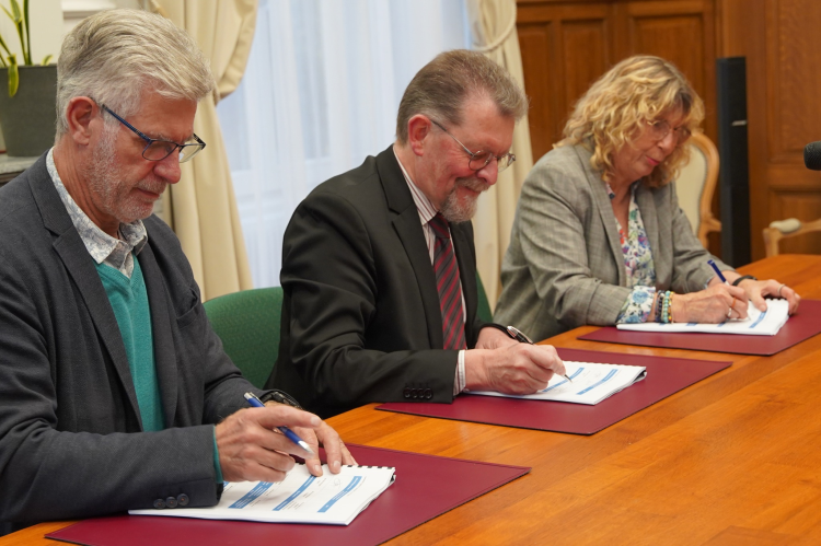 Le maire de Revigny-sur-Ornain signe la convention-cadre Petites villes de demain