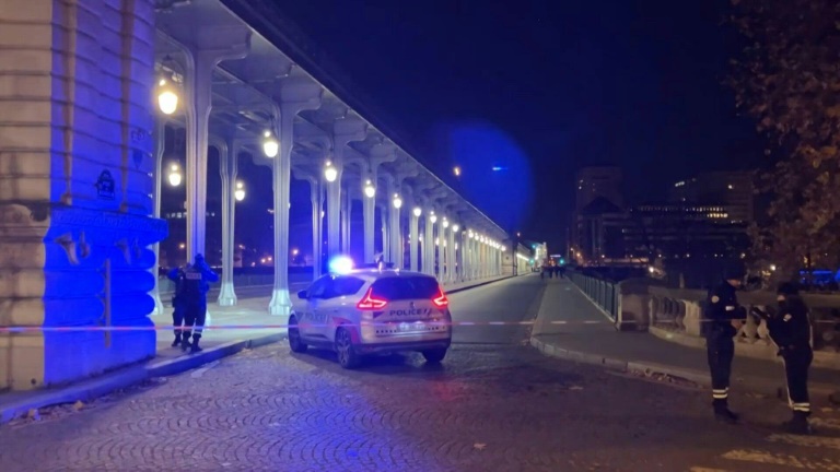 Attaque mortelle près de la Tour Eiffel: le parquet antiterroriste saisi, l'assaillant en garde à vue