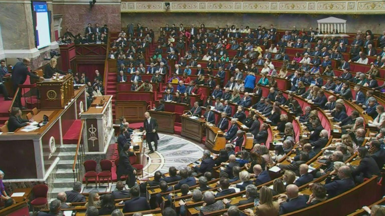 Immigration: face aux fractures de son camp, Macron défend 