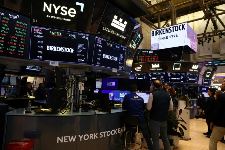 Wall Street termine en baisse, inquiétudes sur la consommation