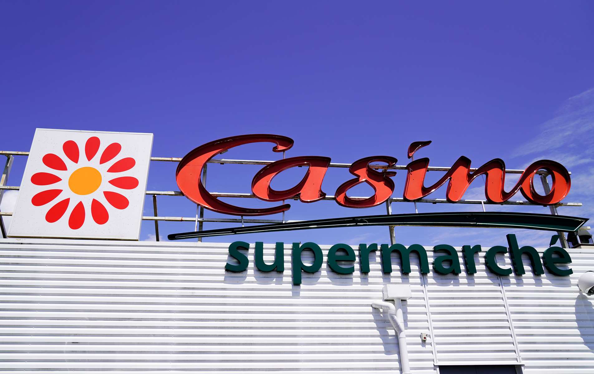 Auchan et Intermarché en négociations exclusives pour la reprise des supermarchés et hypermarchés Casino 