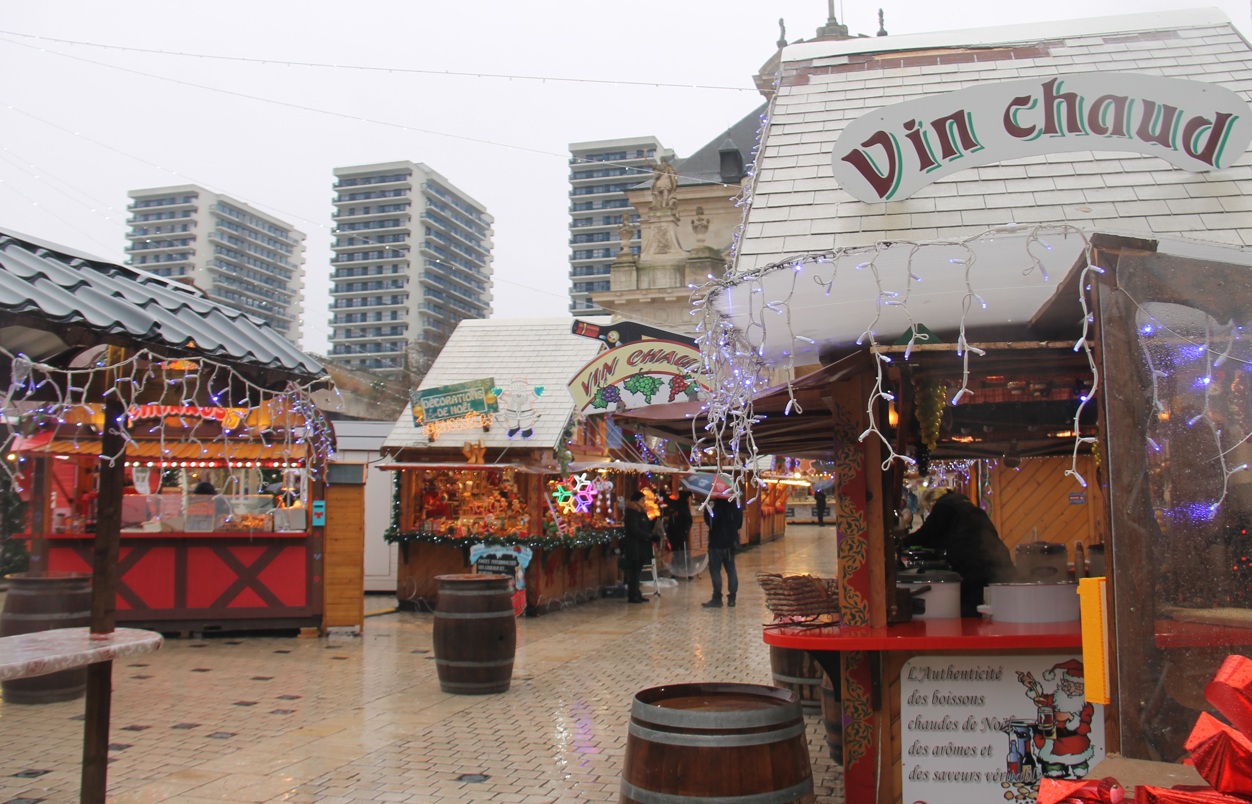 Vin chaud et monte en l'air au marché de la Saint-Nicolas à Nancy 