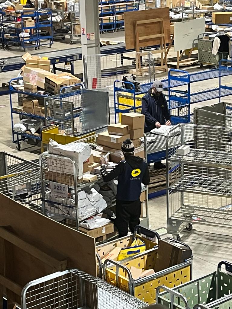 À l'approche de Noël, effervescence à la plateforme Colissimo de Creil