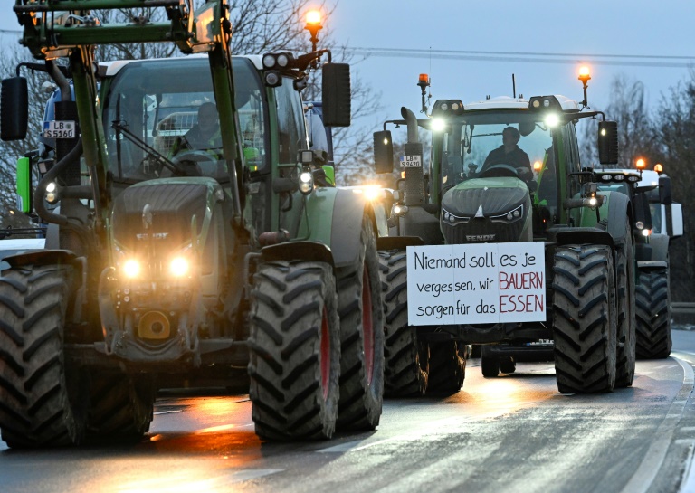 Allemagne: les agriculteurs en colère perturbent le trafic routier