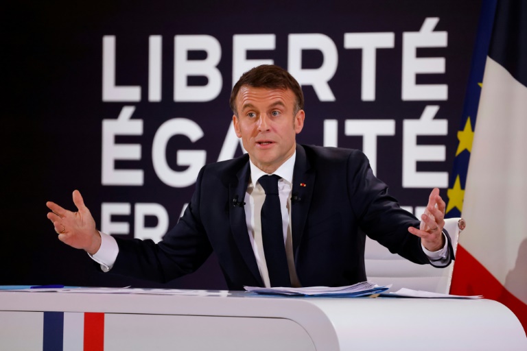 Macron met l'accent sur la jeunesse et l'école pour 