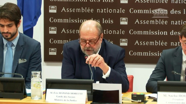 IVG dans la Constitution: Eric Dupond Moretti vante un texte 