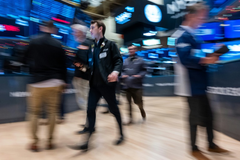 Nouveau repli à Wall Street, qui révise ses espoirs de rapides baisses de taux